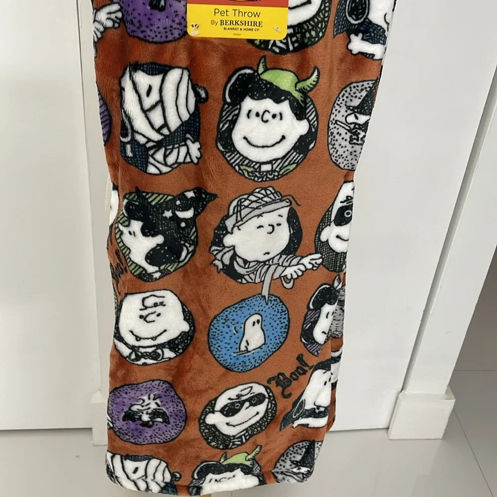 Peanuts Halloween Snoopy Friends Costumes Brown/White/Black Throw Blanket